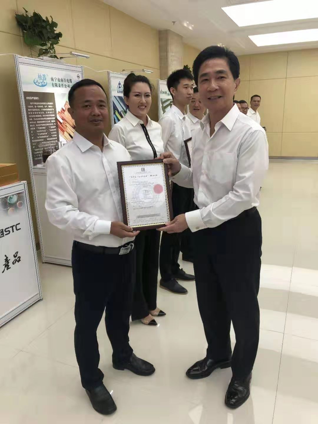 STC检验检测认证中心冯立忠先生授牌.jpg STC检验检测认证中心冯立忠先生授牌.jpg